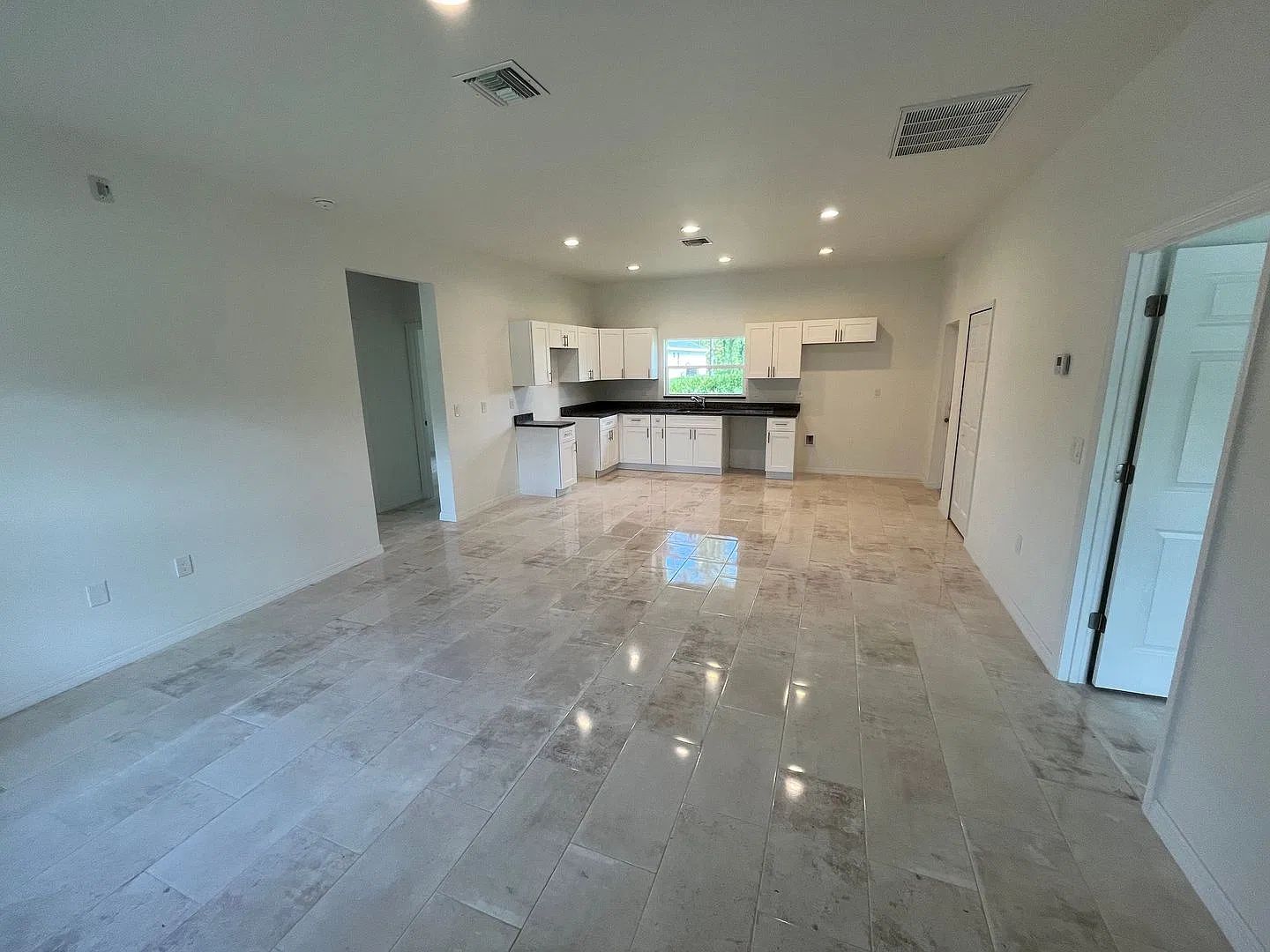 Now available! Modern 3Bd / 2Ba Single Family home w/ Garage! — Photo 2