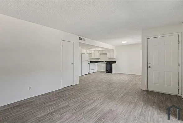 2 bed, 1040 sqft, $1,400 — Photo 3