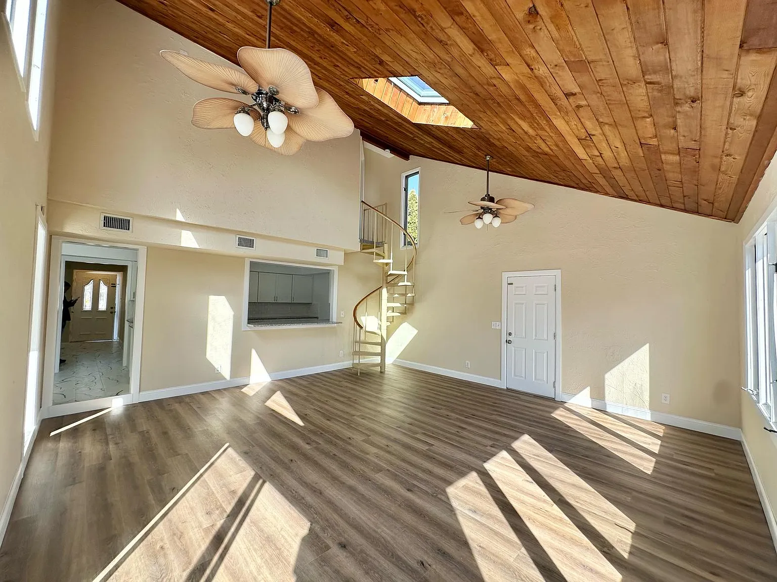 5 bed, 2333 sqft, $4,295 — Photo 4