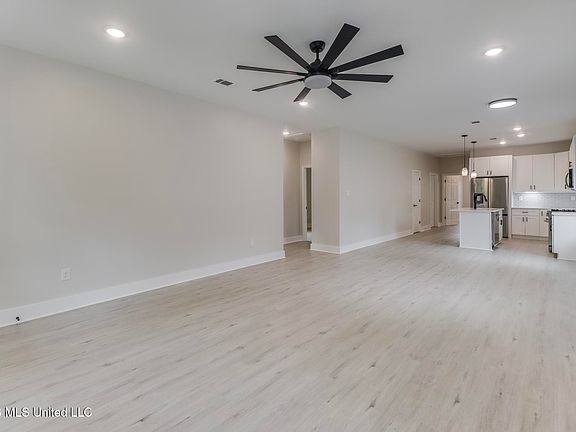 4th image of 154 Balmoral Ave