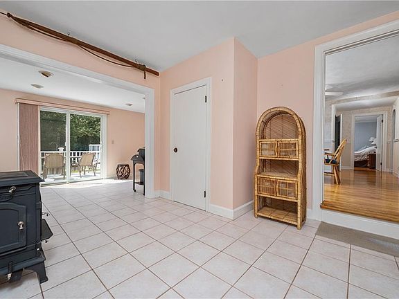 4th image of 242 Francis Ave