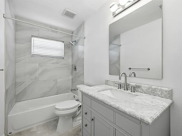 1400 SE 8th Ave — Photo 24