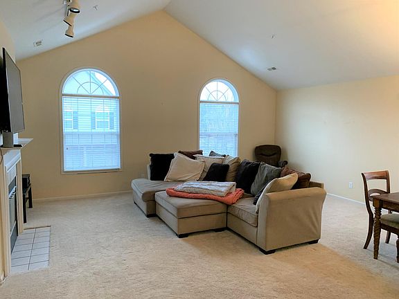 4th image of 28423 Carlton Way Dr