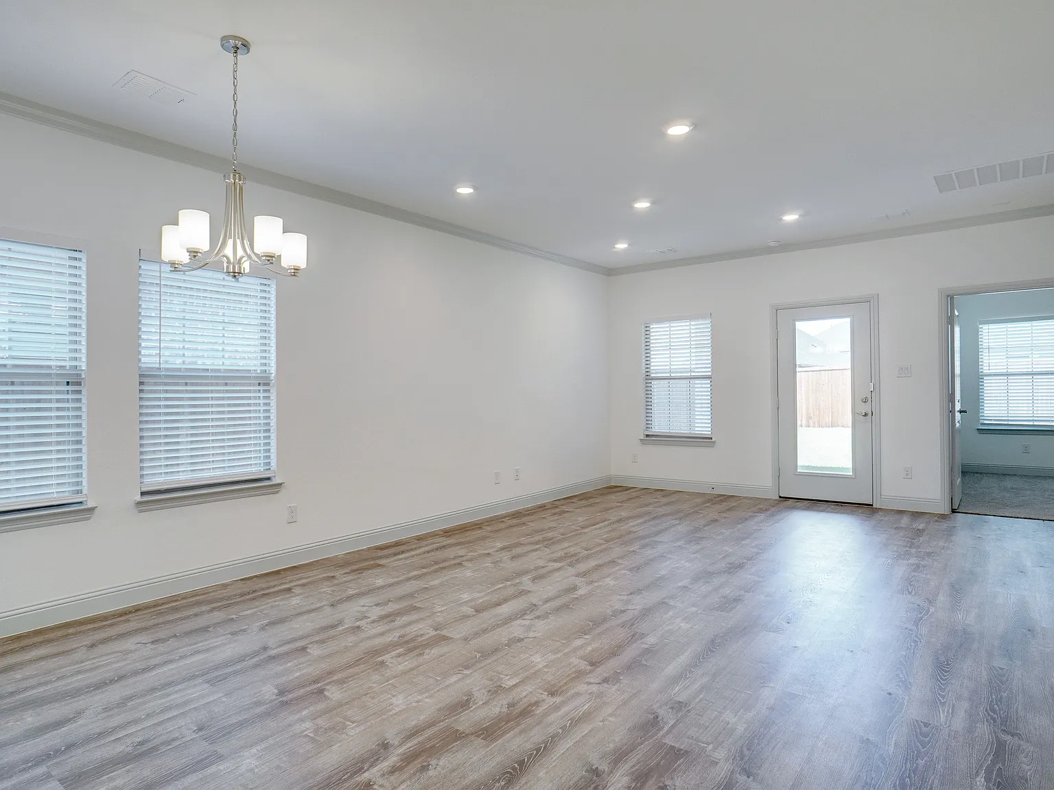 5 bed, 2096 sqft, $2,300 — Photo 3