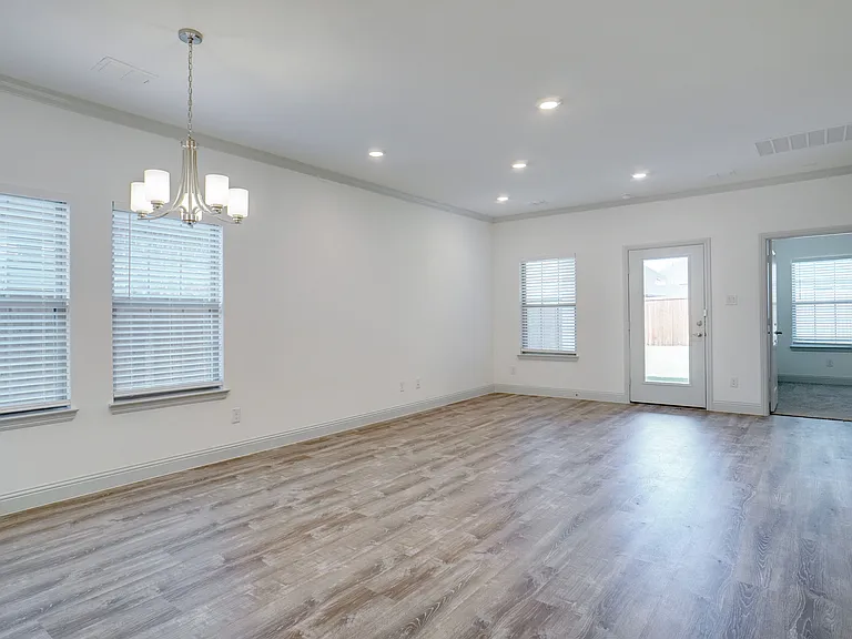 331 Oak Creek Dr — Photo 3