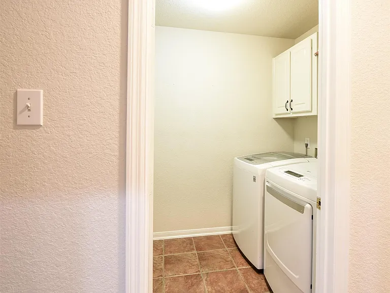 22 Hobbit Glen Dr — Photo 15