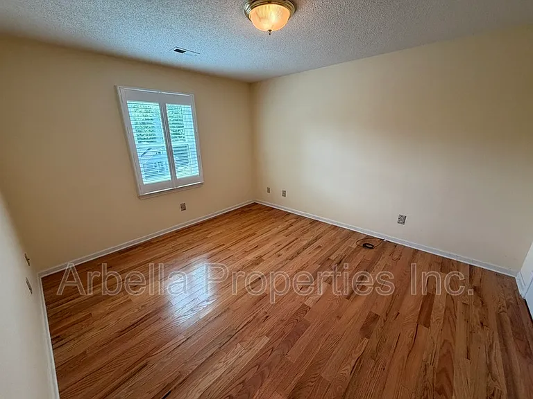 215 Radford Dr — Photo 17
