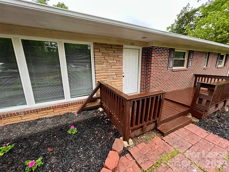 765 8th Avenue Dr SE — Photo 2