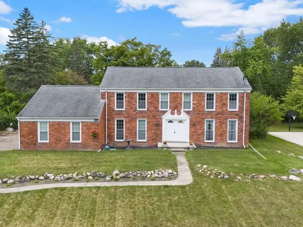 5710 Hobnail Cir, West Bloomfield, MI 48322