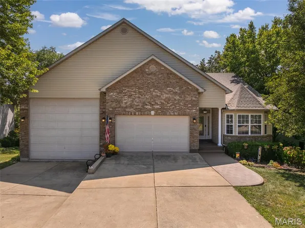 10678 Village Dr W, Foristell, MO 63348