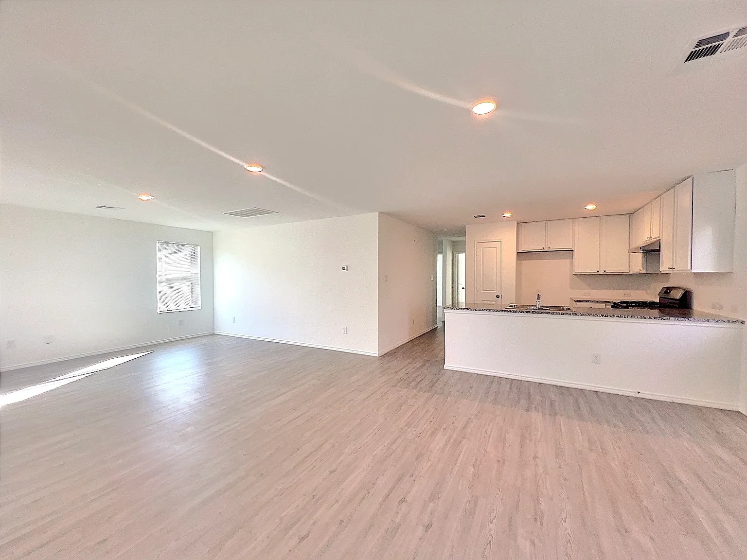 3 bed, 1440 sqft, $1,565 — Photo 3
