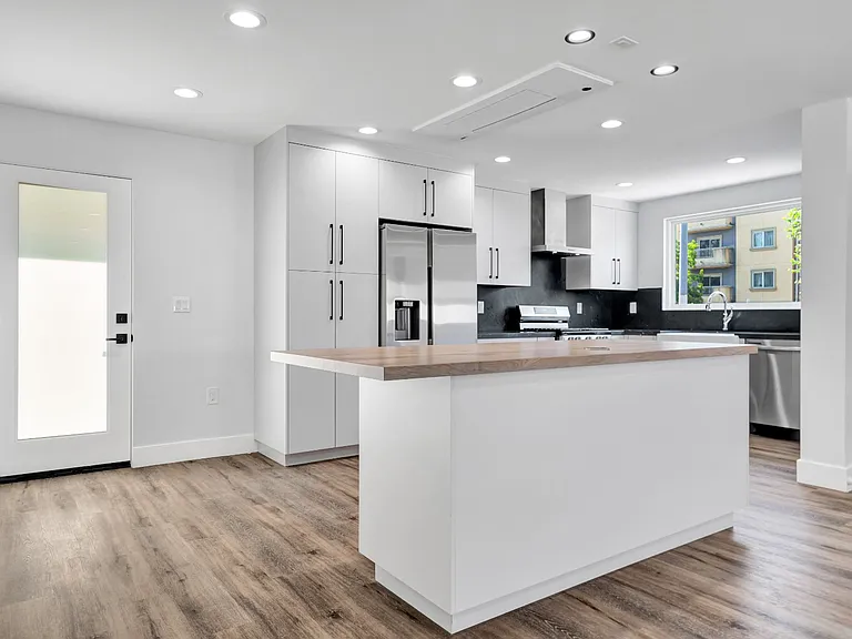 11613 Burbank Blvd — Photo 8