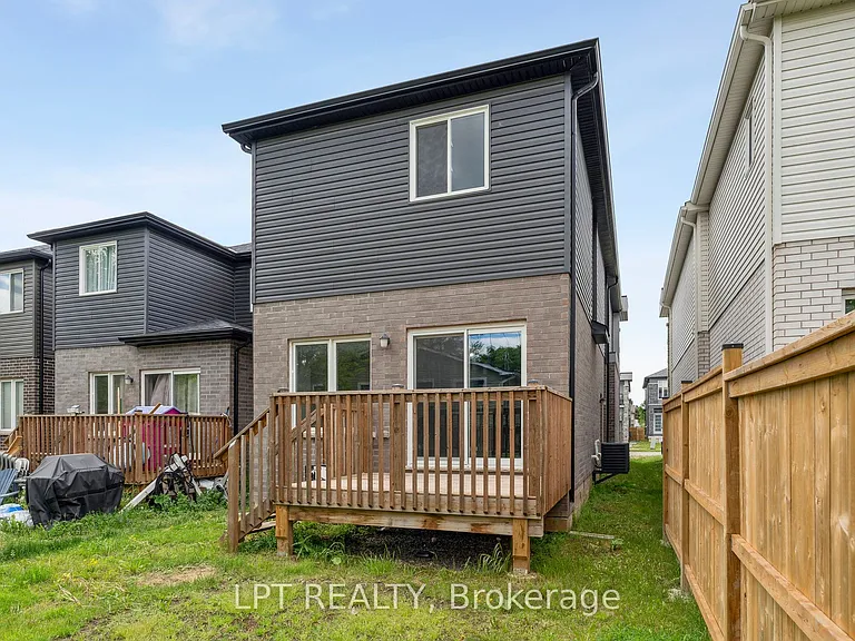 217 Louise St — Photo 33