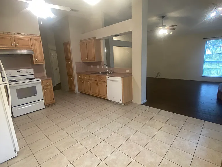 1703 Tanglewood Dr — Photo 9
