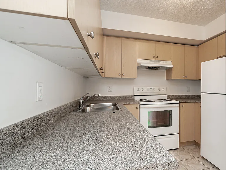 333 Sidney Belsey Cres — Photo 8
