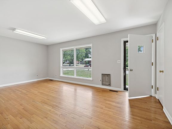 5th image of 107 Lee Ln
