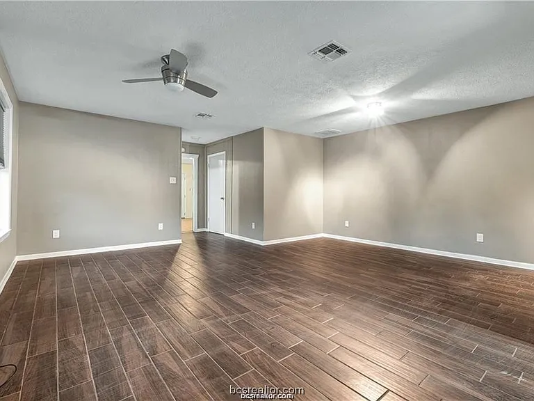 807 Holleman Dr — Photo 3
