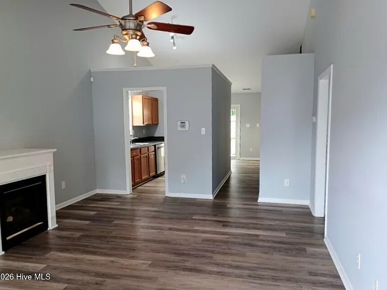 1921 Arlington Park Dr — Photo 2