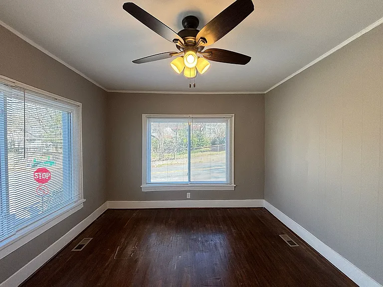 3523 W Markham St — Photo 2