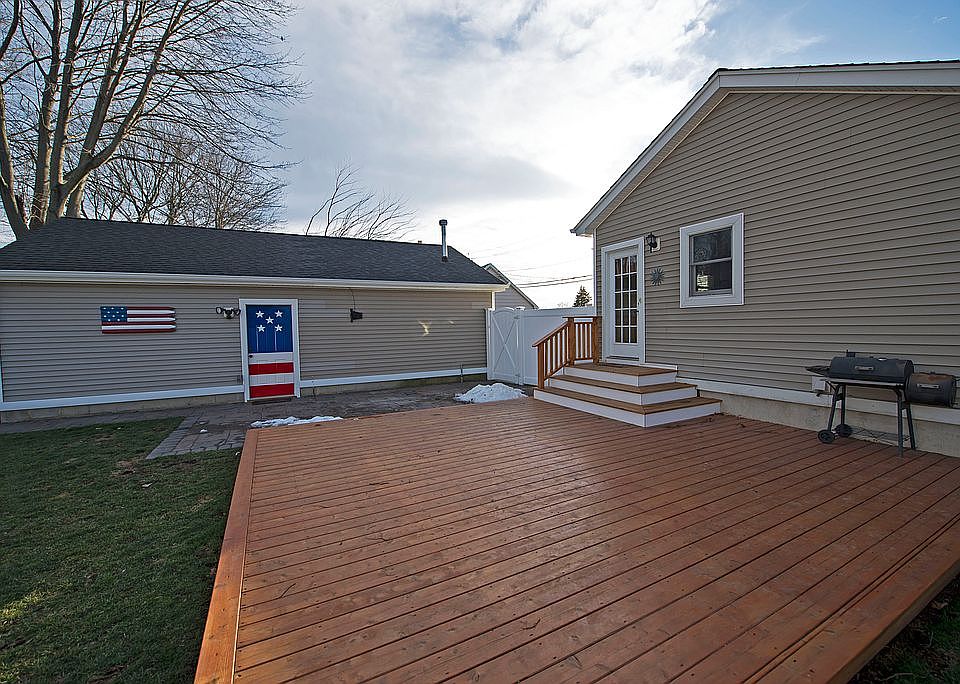 2nd image of 171 Great East Neck Rd