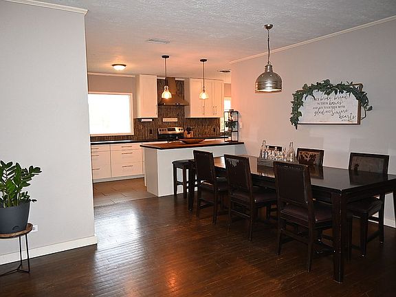 Dining area/kitchen