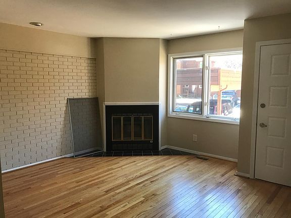 Living Room w Fireplace
