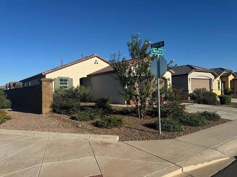 32067 N Wayne Ln — Photo 3