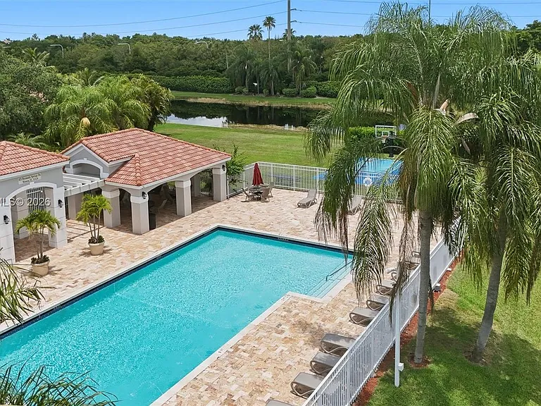 411 Bermuda Springs Dr — Photo 40