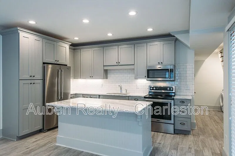 4 bed, 4.5 bath, 2050 sqft, $6,195 — Photo 3