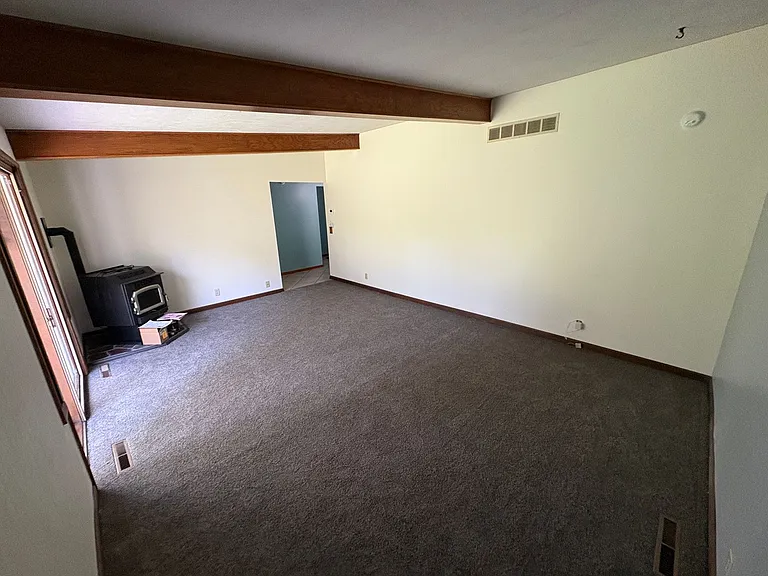 1300 Eastridge Dr — Photo 2