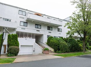 21 Canterbury Rd APT 3, Great Neck, NY 11021