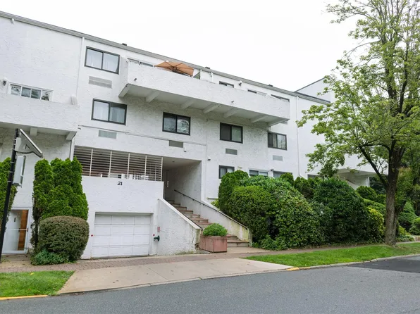 21 Canterbury Road #3, Great Neck, NY 11021