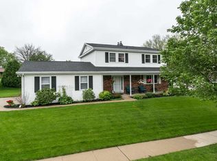 2330 Knob Hill Dr, Dubuque, IA 52003