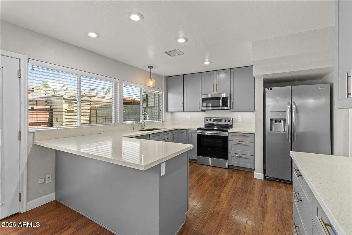 3 bed, 2.5 bath, 1704 sqft, $3,000 — Photo 3