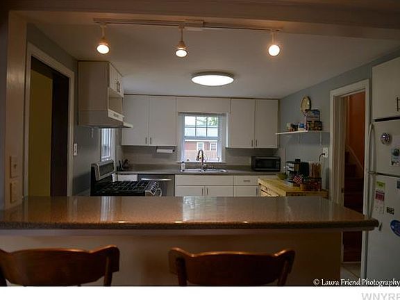 3rd image of 945 Eggert Rd