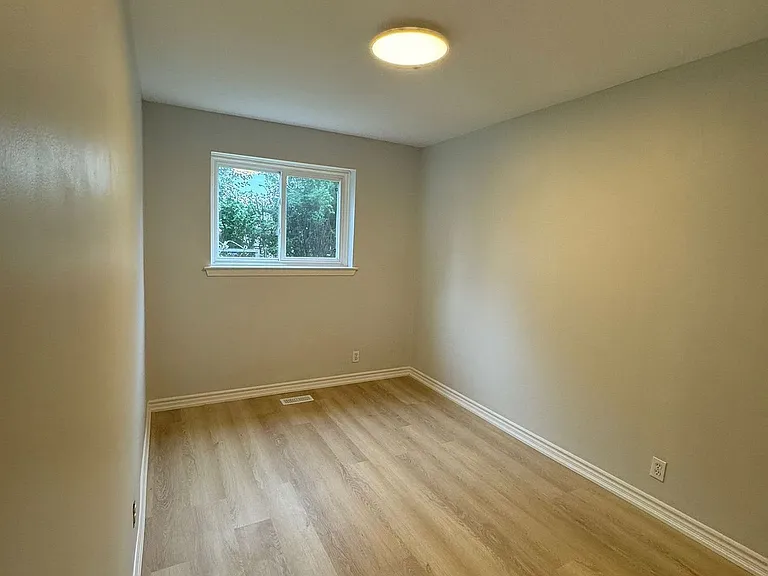 22 Axsmith Cres — Photo 3