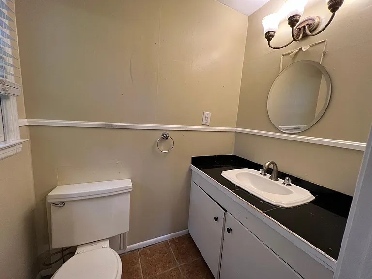 202 Warren St — Photo 4