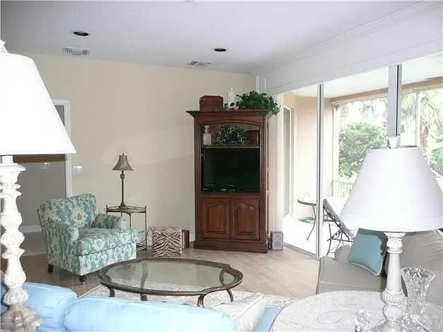 3 bed, 2.0 bath, 1912 sqft, $9,000 — Photo 4
