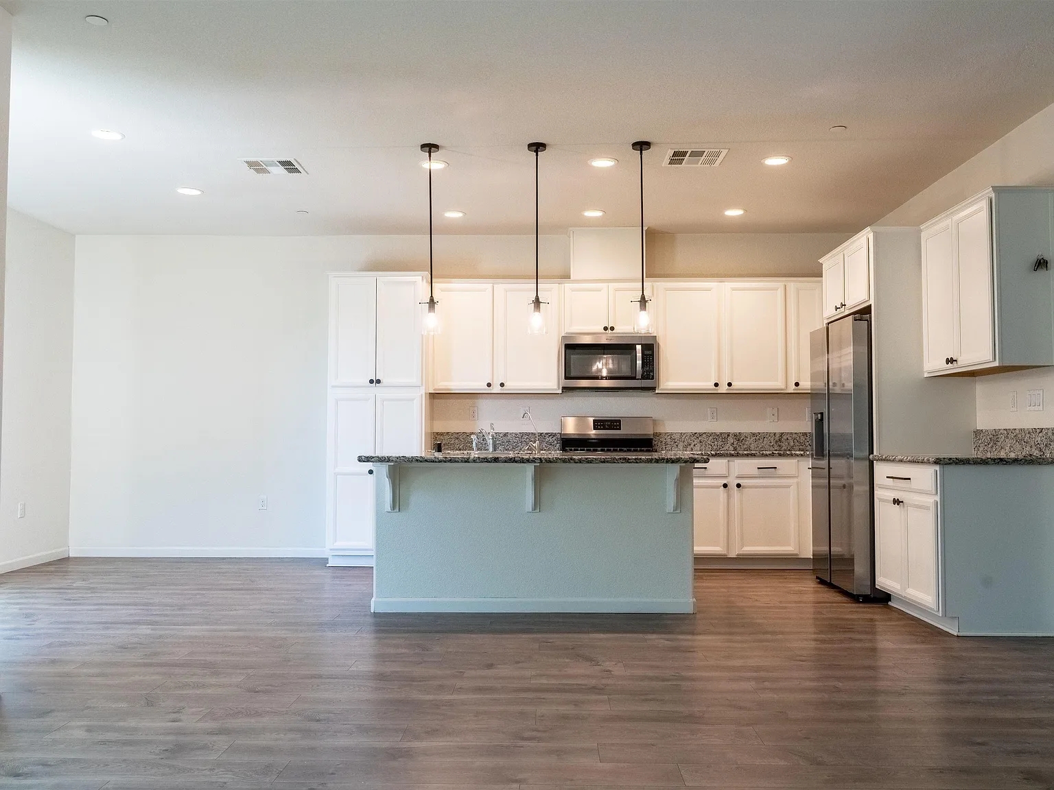 4 bed, 2076 sqft, $2,800 — Photo 3