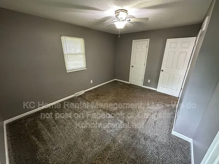 424 NE Lakeview Dr — Photo 15