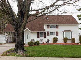 15 Blueberry Ln, Hicksville, NY 11801
