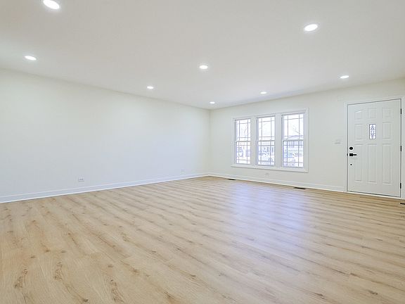 3rd image of 7784 Huntington Cir S