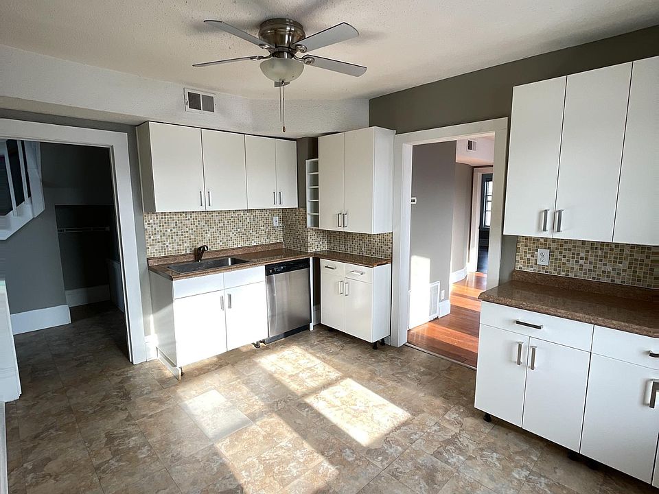 Lots of sunlight coming in this large kitchen