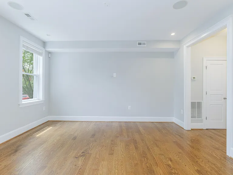 1022 Independence Ave SE — Photo 4