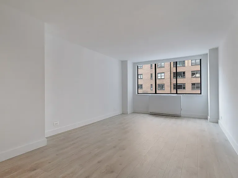300 Mercer St #8C — Photo 1