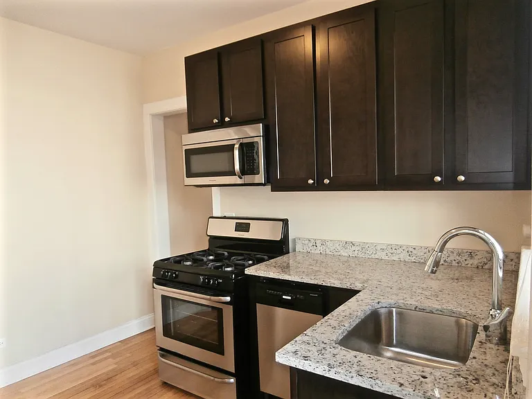 2410 W Winnemac Ave — Photo 7