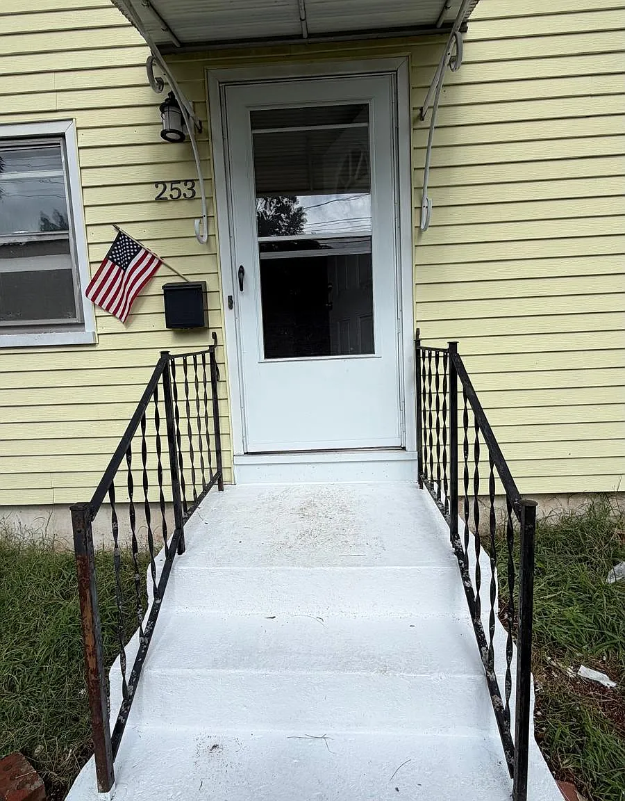 4 bed, 1.5 bath, 1392 sqft, $2,999 — Photo 2