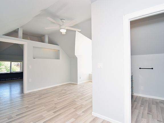 3rd image of 220 N Austin Blvd #3