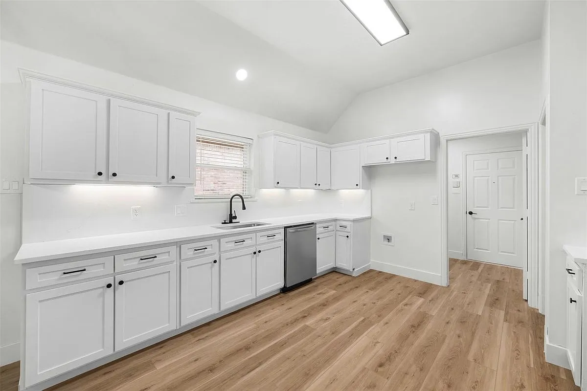4 bed, 2.0 bath, 2075 sqft, $2,800 — Photo 4