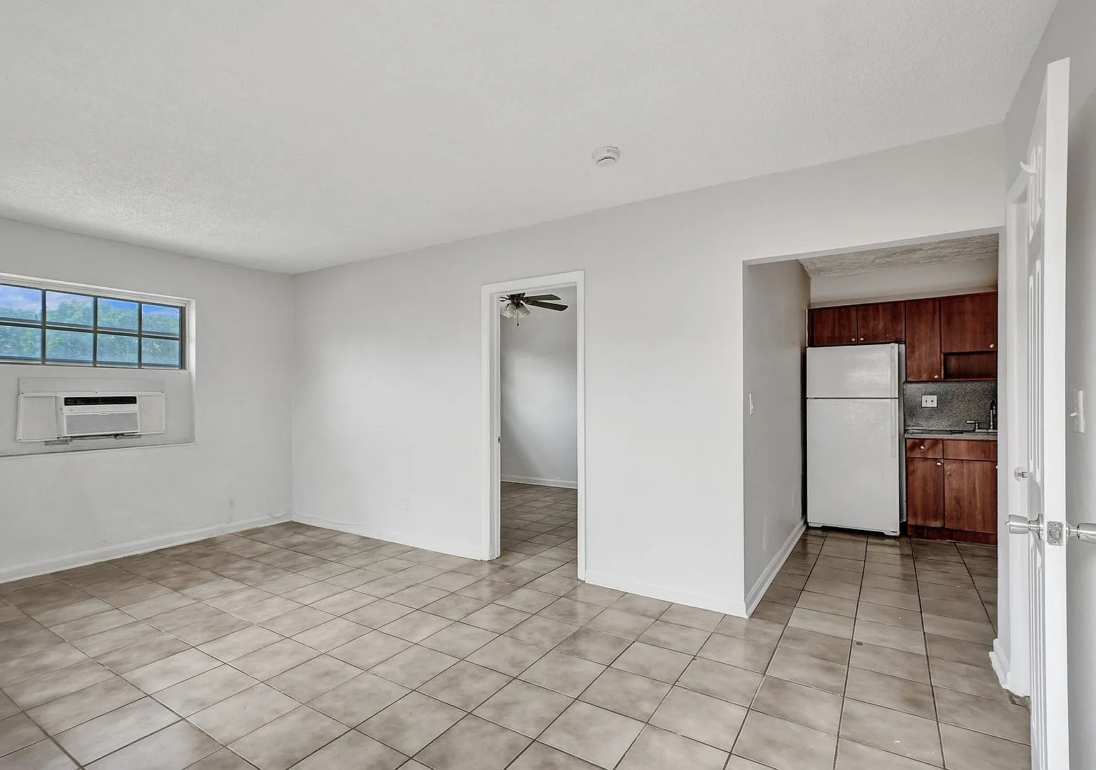 2525 Superior Street — Photo 2